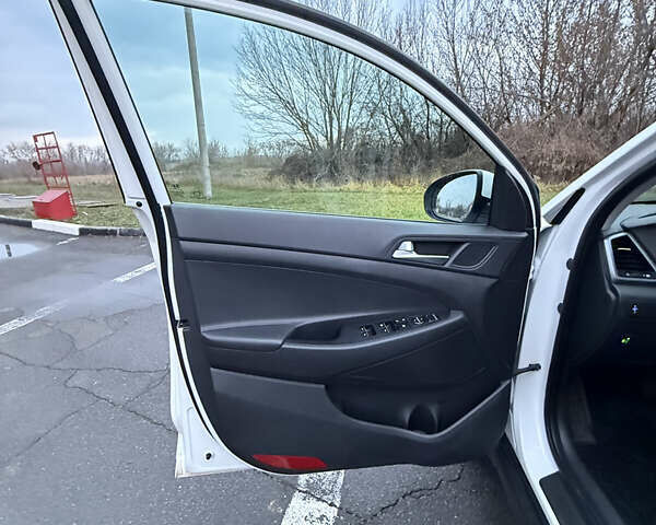 Белый Хендай Туксон, объемом двигателя 2 л и пробегом 152 тыс. км за 18500 $, фото 10 на Automoto.ua