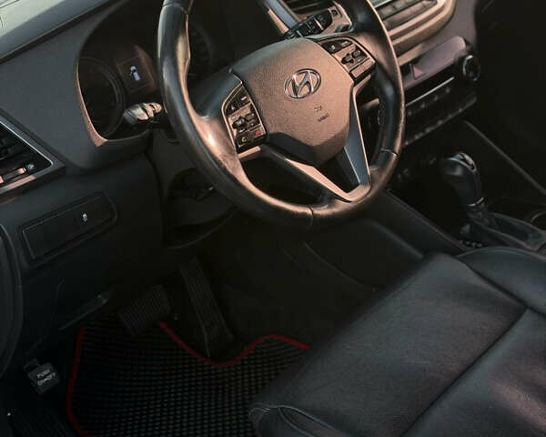 Белый Хендай Туксон, объемом двигателя 2 л и пробегом 184 тыс. км за 19700 $, фото 5 на Automoto.ua