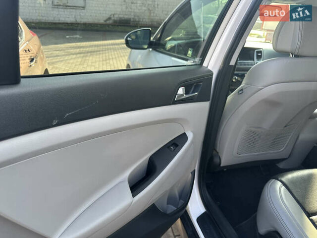 Белый Хендай Туксон, объемом двигателя 2 л и пробегом 103 тыс. км за 15800 $, фото 9 на Automoto.ua