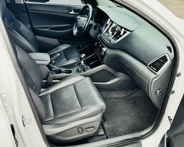 Белый Хендай Туксон, объемом двигателя 2 л и пробегом 173 тыс. км за 17200 $, фото 22 на Automoto.ua