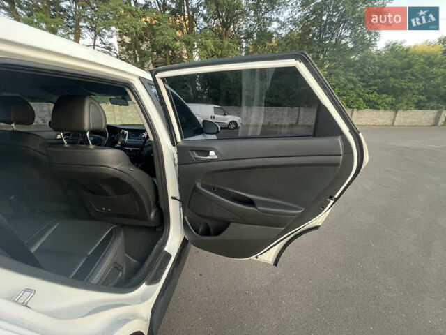 Білий Хендай Туксон, об'ємом двигуна 1.69 л та пробігом 116 тис. км за 18500 $, фото 21 на Automoto.ua