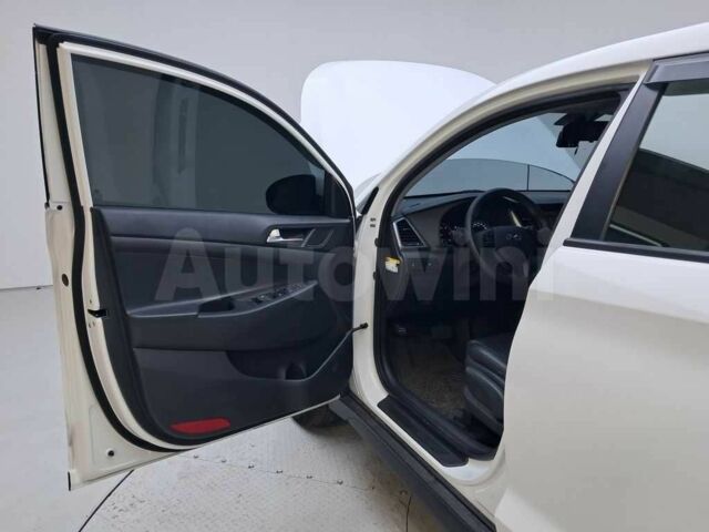 Белый Хендай Туксон, объемом двигателя 2 л и пробегом 157 тыс. км за 15500 $, фото 22 на Automoto.ua