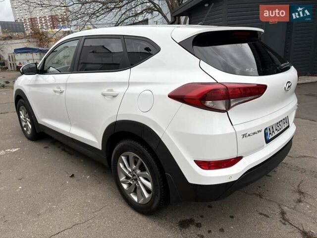 Белый Хендай Туксон, объемом двигателя 2 л и пробегом 203 тыс. км за 19000 $, фото 2 на Automoto.ua