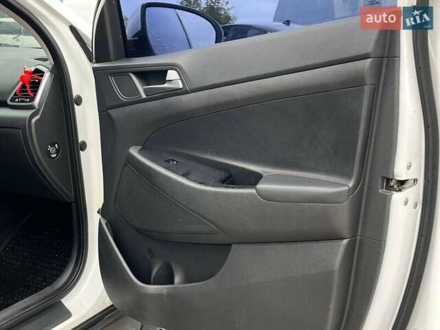 Белый Хендай Туксон, объемом двигателя 2 л и пробегом 147 тыс. км за 18740 $, фото 12 на Automoto.ua