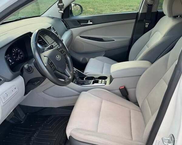 Белый Хендай Туксон, объемом двигателя 2 л и пробегом 110 тыс. км за 14000 $, фото 5 на Automoto.ua