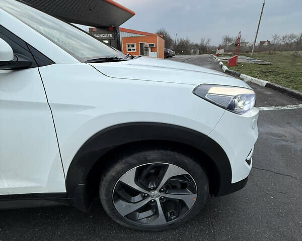 Белый Хендай Туксон, объемом двигателя 2 л и пробегом 152 тыс. км за 18500 $, фото 30 на Automoto.ua