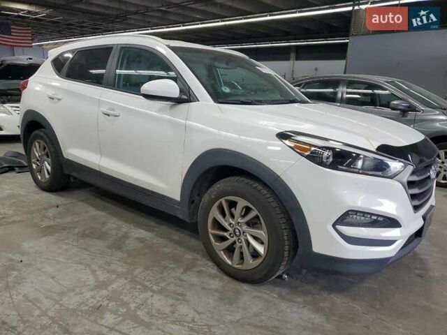 Белый Хендай Туксон, объемом двигателя 2 л и пробегом 102 тыс. км за 2900 $, фото 3 на Automoto.ua