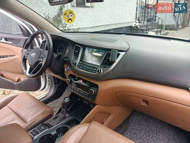 Белый Хендай Туксон, объемом двигателя 2 л и пробегом 158 тыс. км за 21000 $, фото 6 на Automoto.ua