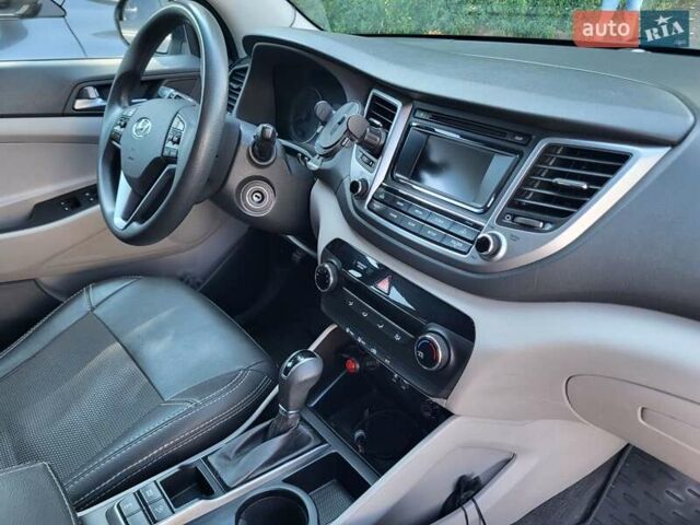 Білий Хендай Туксон, об'ємом двигуна 2 л та пробігом 185 тис. км за 13700 $, фото 16 на Automoto.ua