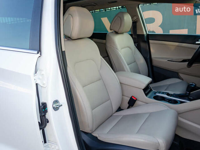 Белый Хендай Туксон, объемом двигателя 2 л и пробегом 155 тыс. км за 19999 $, фото 33 на Automoto.ua