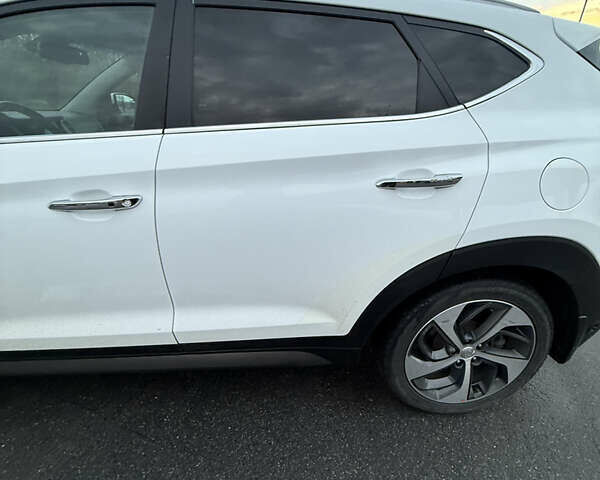 Белый Хендай Туксон, объемом двигателя 2 л и пробегом 152 тыс. км за 18500 $, фото 36 на Automoto.ua