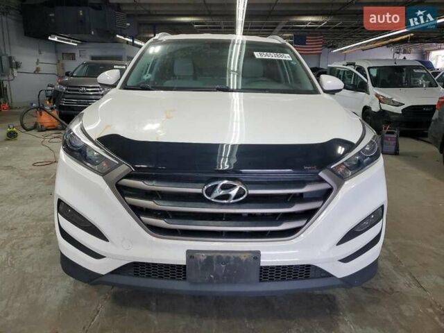 Белый Хендай Туксон, объемом двигателя 2 л и пробегом 102 тыс. км за 2900 $, фото 4 на Automoto.ua