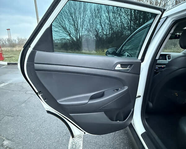 Белый Хендай Туксон, объемом двигателя 2 л и пробегом 152 тыс. км за 18500 $, фото 15 на Automoto.ua