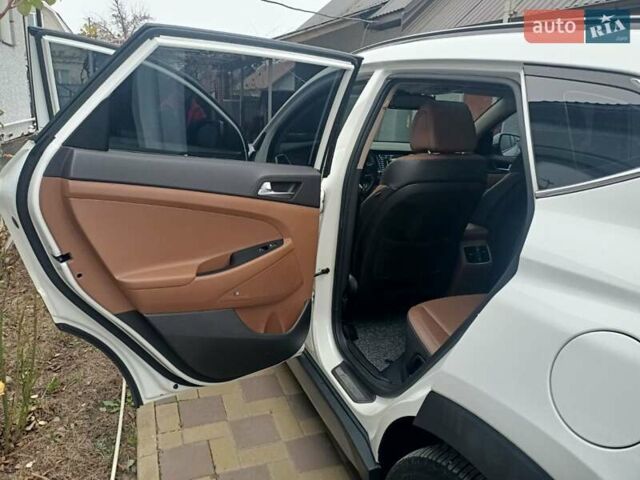 Белый Хендай Туксон, объемом двигателя 2 л и пробегом 158 тыс. км за 21000 $, фото 8 на Automoto.ua