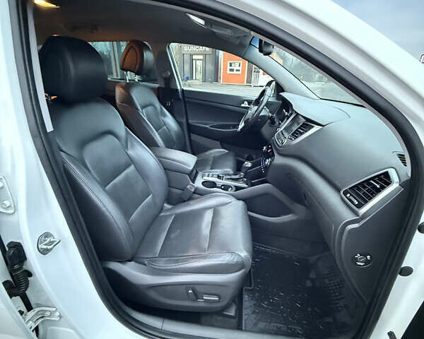 Белый Хендай Туксон, объемом двигателя 2 л и пробегом 152 тыс. км за 18500 $, фото 21 на Automoto.ua