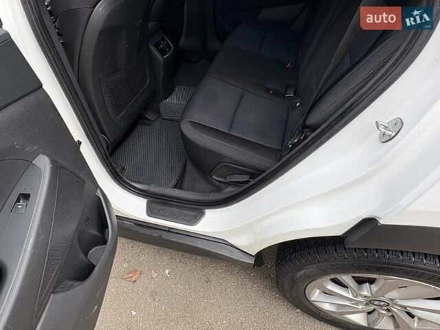 Белый Хендай Туксон, объемом двигателя 2 л и пробегом 203 тыс. км за 19000 $, фото 19 на Automoto.ua