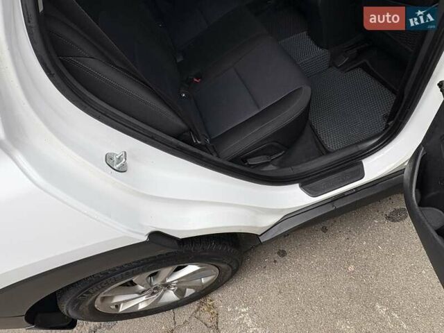 Белый Хендай Туксон, объемом двигателя 2 л и пробегом 203 тыс. км за 19000 $, фото 17 на Automoto.ua