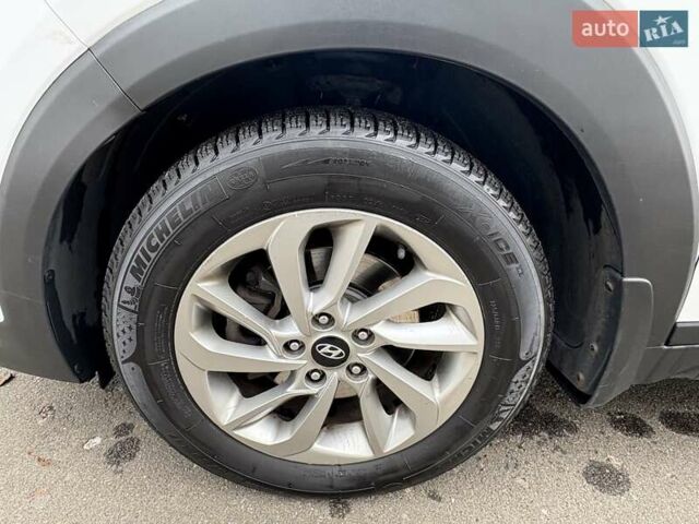 Белый Хендай Туксон, объемом двигателя 2 л и пробегом 203 тыс. км за 19000 $, фото 4 на Automoto.ua