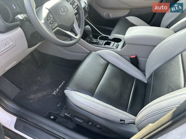 Белый Хендай Туксон, объемом двигателя 2 л и пробегом 103 тыс. км за 15800 $, фото 10 на Automoto.ua