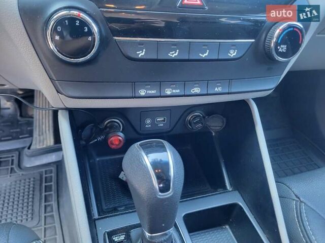 Білий Хендай Туксон, об'ємом двигуна 2 л та пробігом 185 тис. км за 13700 $, фото 3 на Automoto.ua