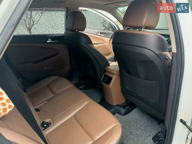 Белый Хендай Туксон, объемом двигателя 2 л и пробегом 158 тыс. км за 21000 $, фото 3 на Automoto.ua