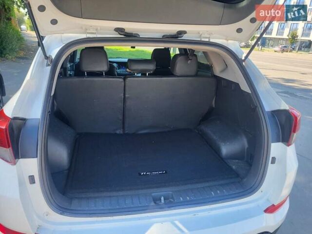 Білий Хендай Туксон, об'ємом двигуна 2 л та пробігом 185 тис. км за 13700 $, фото 13 на Automoto.ua