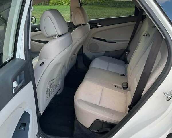 Белый Хендай Туксон, объемом двигателя 2 л и пробегом 110 тыс. км за 14000 $, фото 7 на Automoto.ua