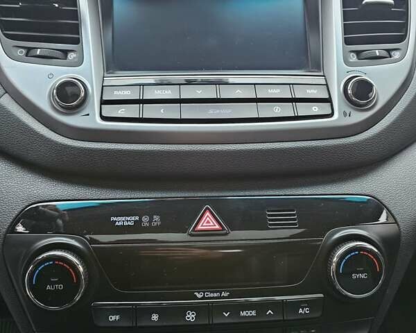 Белый Хендай Туксон, объемом двигателя 2 л и пробегом 187 тыс. км за 24000 $, фото 12 на Automoto.ua