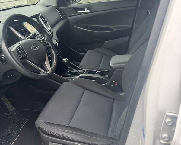 Белый Хендай Туксон, объемом двигателя 1.7 л и пробегом 149 тыс. км за 18200 $, фото 17 на Automoto.ua