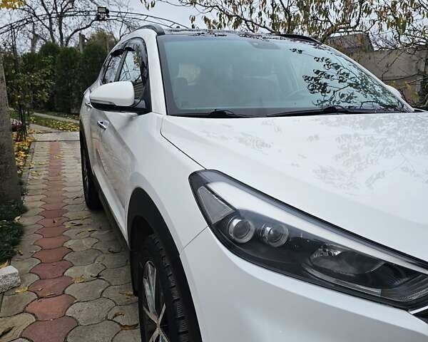 Белый Хендай Туксон, объемом двигателя 2 л и пробегом 187 тыс. км за 24000 $, фото 29 на Automoto.ua