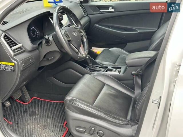 Белый Хендай Туксон, объемом двигателя 2 л и пробегом 175 тыс. км за 22990 $, фото 10 на Automoto.ua