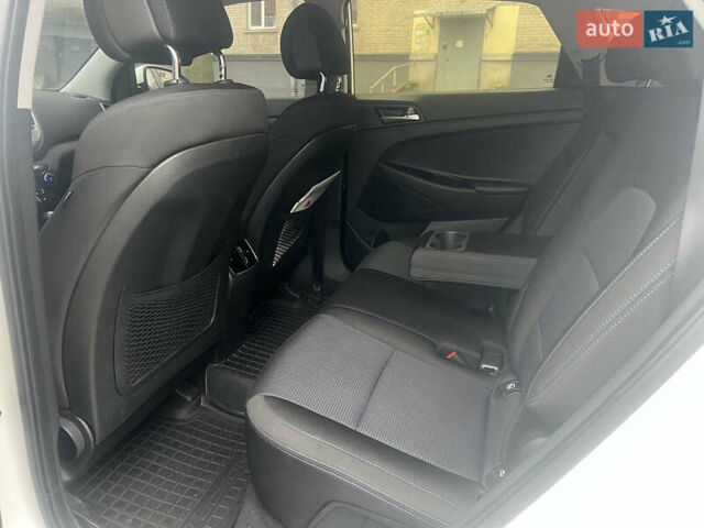 Белый Хендай Туксон, объемом двигателя 2 л и пробегом 147 тыс. км за 17500 $, фото 15 на Automoto.ua