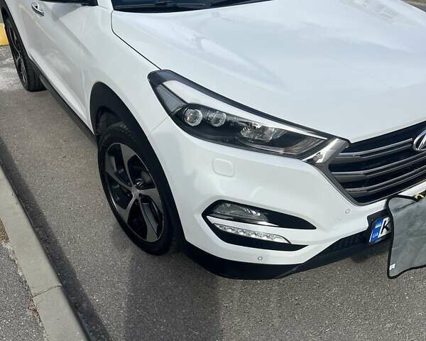 Белый Хендай Туксон, объемом двигателя 2 л и пробегом 71 тыс. км за 21500 $, фото 3 на Automoto.ua