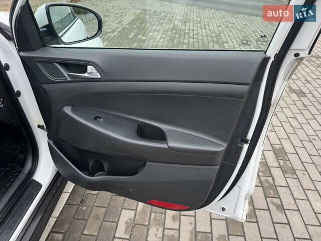 Белый Хендай Туксон, объемом двигателя 1.69 л и пробегом 178 тыс. км за 12800 $, фото 19 на Automoto.ua