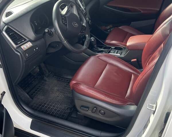 Белый Хендай Туксон, объемом двигателя 2 л и пробегом 71 тыс. км за 21500 $, фото 30 на Automoto.ua
