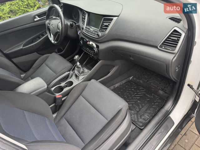 Белый Хендай Туксон, объемом двигателя 1.69 л и пробегом 178 тыс. км за 12800 $, фото 18 на Automoto.ua