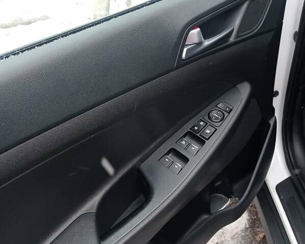 Білий Хендай Туксон, об'ємом двигуна 2 л та пробігом 115 тис. км за 16300 $, фото 13 на Automoto.ua