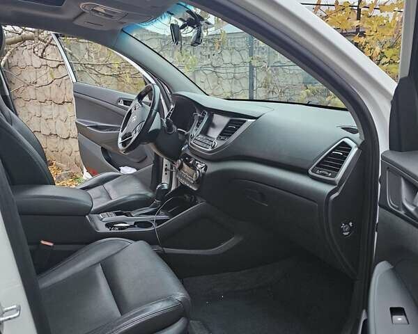 Белый Хендай Туксон, объемом двигателя 2 л и пробегом 187 тыс. км за 24000 $, фото 10 на Automoto.ua