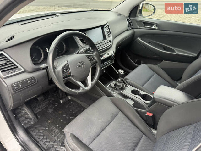 Белый Хендай Туксон, объемом двигателя 1.69 л и пробегом 178 тыс. км за 12800 $, фото 25 на Automoto.ua