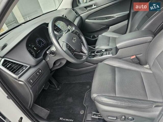 Білий Хендай Туксон, об'ємом двигуна 2 л та пробігом 80 тис. км за 20000 $, фото 6 на Automoto.ua