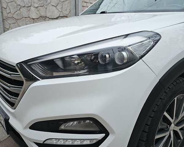 Белый Хендай Туксон, объемом двигателя 2 л и пробегом 187 тыс. км за 24000 $, фото 22 на Automoto.ua