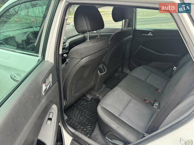 Белый Хендай Туксон, объемом двигателя 1.69 л и пробегом 178 тыс. км за 12800 $, фото 12 на Automoto.ua