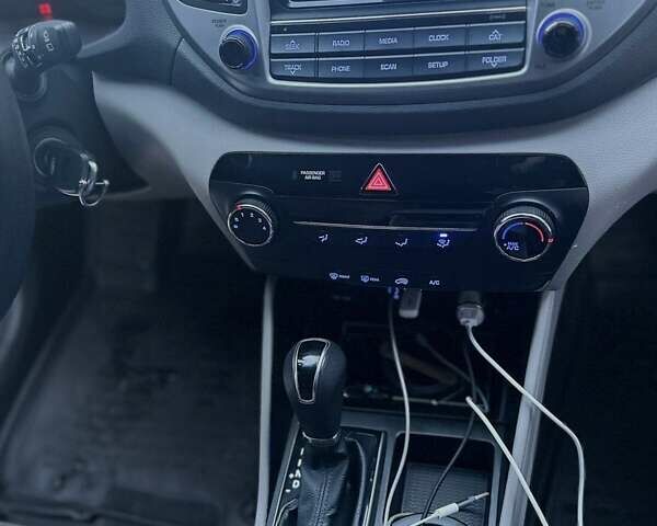 Білий Хендай Туксон, об'ємом двигуна 1.98 л та пробігом 135 тис. км за 15800 $, фото 14 на Automoto.ua