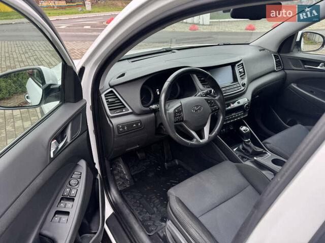 Белый Хендай Туксон, объемом двигателя 1.69 л и пробегом 178 тыс. км за 12800 $, фото 22 на Automoto.ua