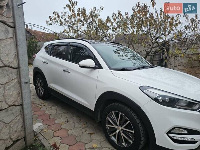 Белый Хендай Туксон, объемом двигателя 2 л и пробегом 187 тыс. км за 24000 $, фото 30 на Automoto.ua