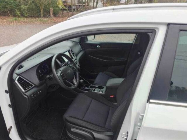 Білий Хендай Туксон, об'ємом двигуна 1.6 л та пробігом 85 тис. км за 10600 $, фото 16 на Automoto.ua