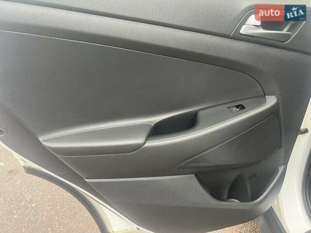 Белый Хендай Туксон, объемом двигателя 2 л и пробегом 147 тыс. км за 17500 $, фото 14 на Automoto.ua