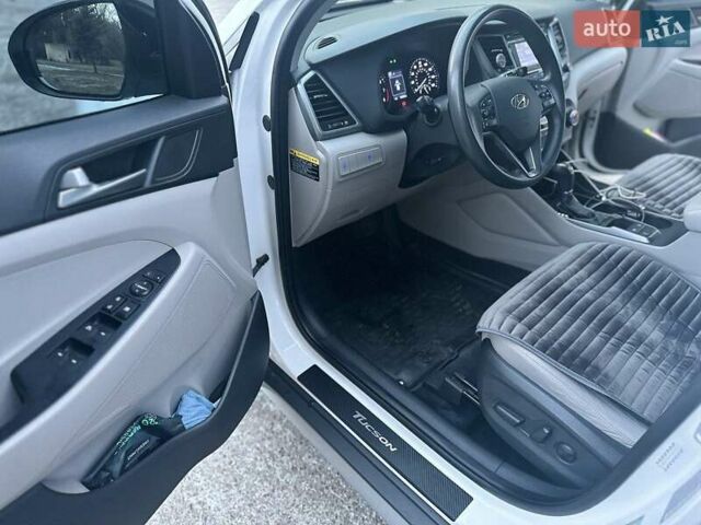 Білий Хендай Туксон, об'ємом двигуна 1.98 л та пробігом 135 тис. км за 15800 $, фото 10 на Automoto.ua