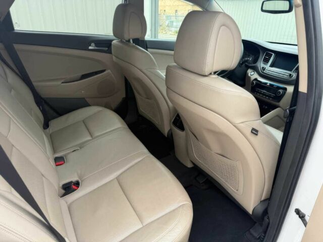 Белый Хендай Туксон, объемом двигателя 1.6 л и пробегом 50 тыс. км за 3500 $, фото 12 на Automoto.ua