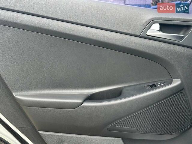Белый Хендай Туксон, объемом двигателя 2 л и пробегом 175 тыс. км за 22990 $, фото 15 на Automoto.ua